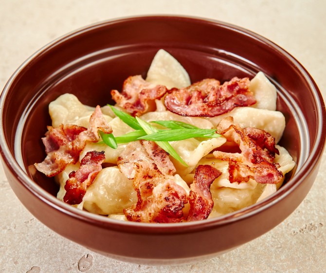 Вареники с беконом, картофелем и жареным луком
