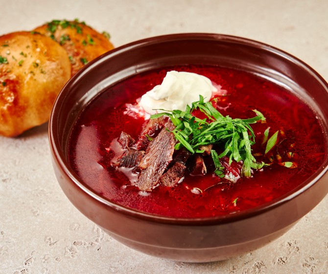 Борщ со свининой, сметаной и пампушками